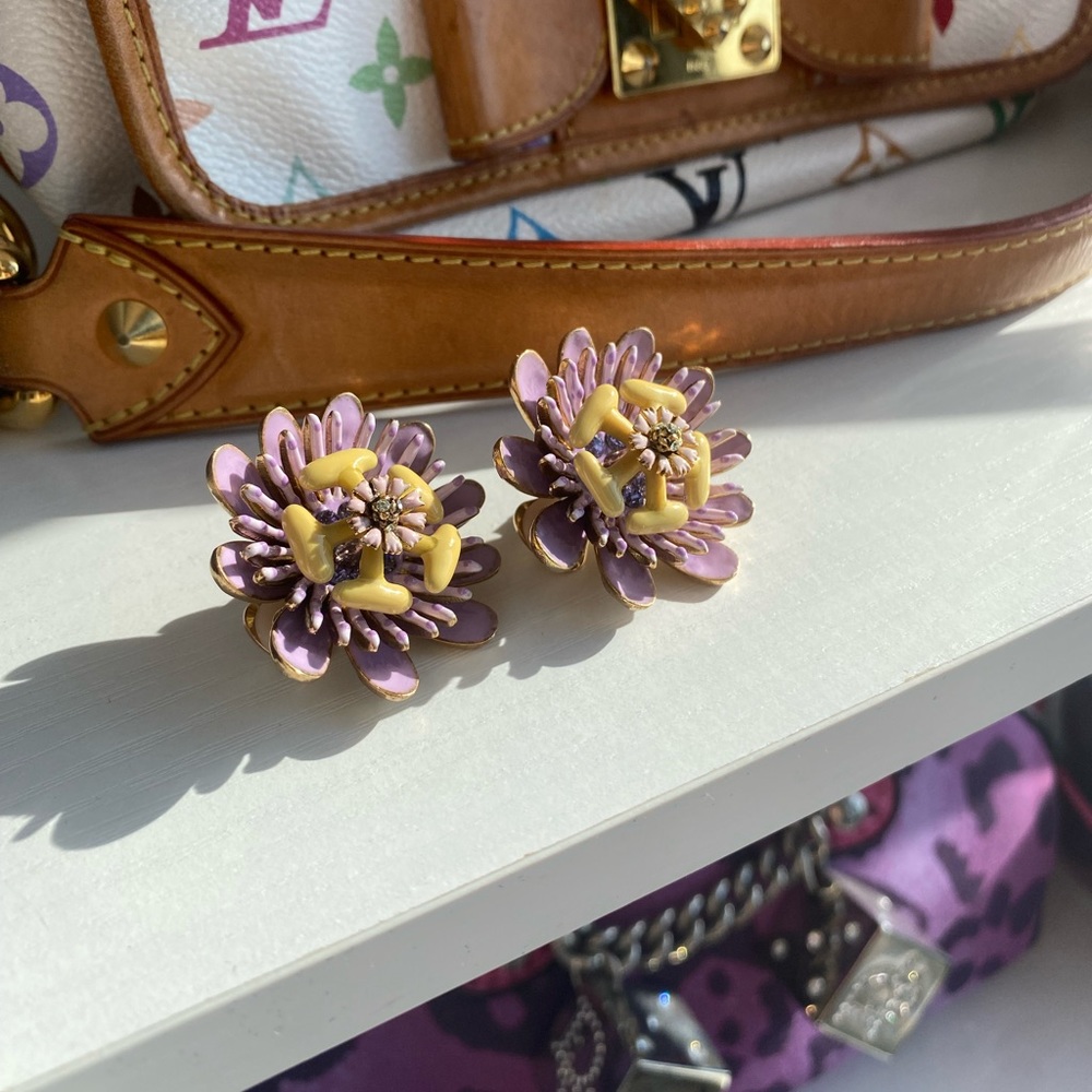 Oscar de la Renta Purple Flower Gold Toned Earrings 🌸